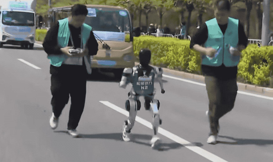 摔倒之后机器人的头和本体分离了